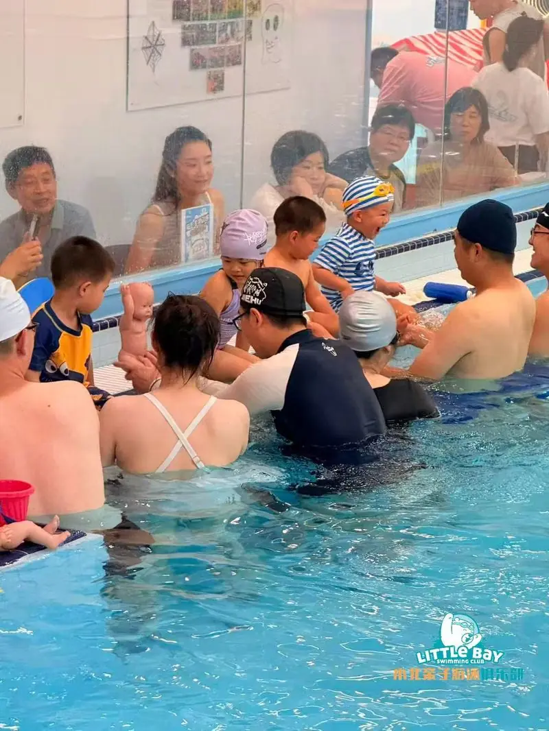 亲子游泳课堂温馨瞬间